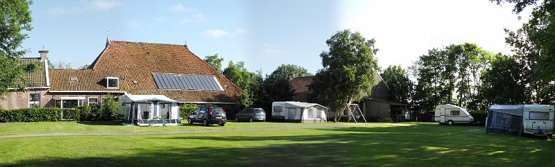 camping_de wynmole_dearsum.jpg - We gaan een week wandelen in Friesland. Om precies te zijn het Friese kustpad. Vanwege de centrale ligging kiezen we een kleine camping in Dearsum uit. Zoals je ziet, lekker veel ruimte op camping "De Wynmole".